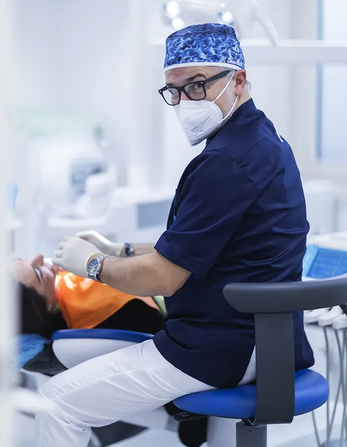 un intervento di chirurgia orale mini invasiva