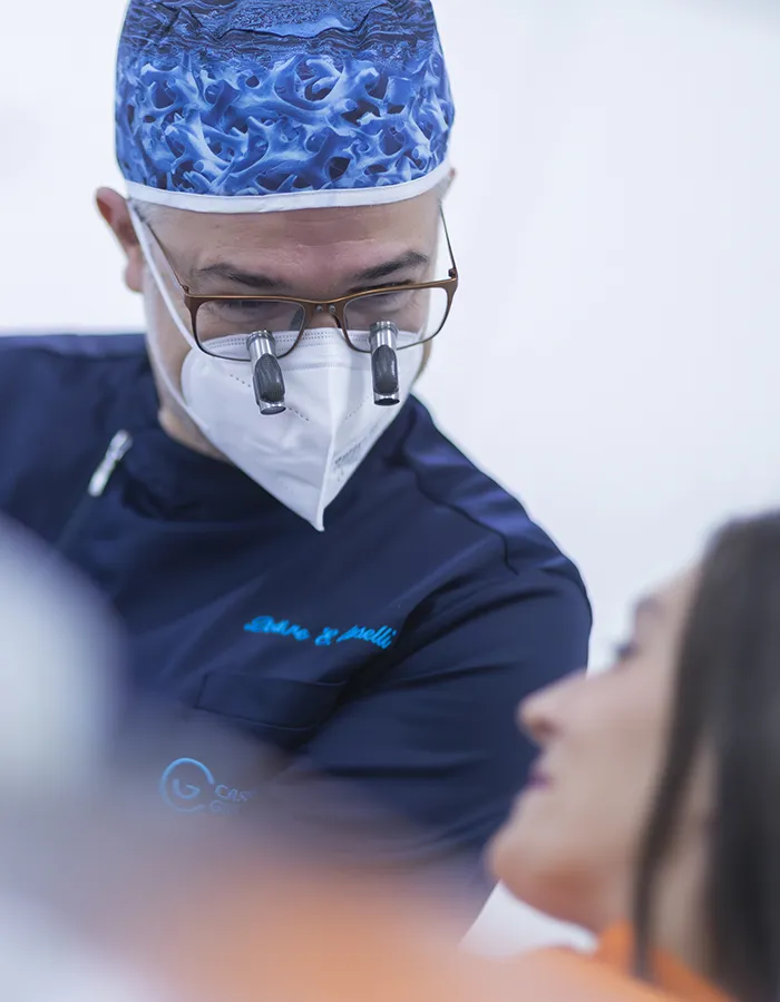 dottore Giuliodori durante il suo lavoro di odontoiatra