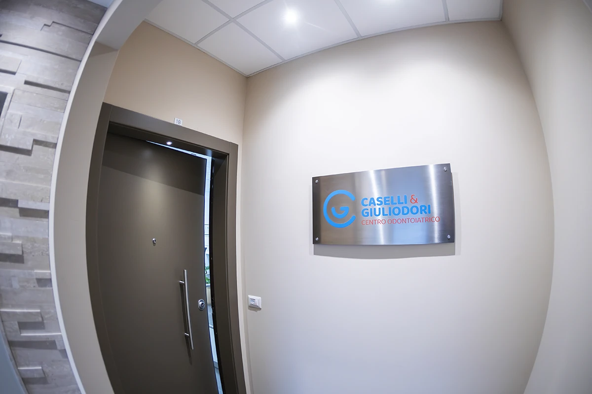 Vista dell'ingresso 
                    del centro odontoiatrico, con un design moderno e accogliente.