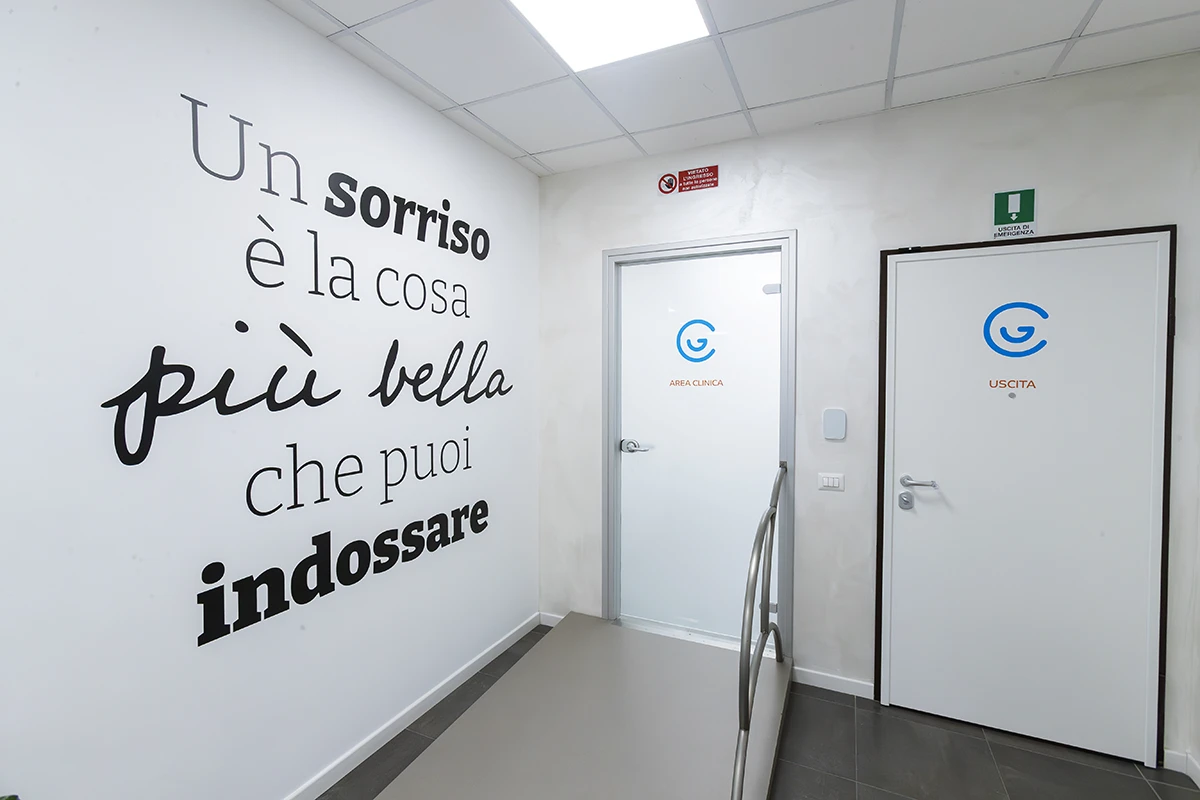 Vista interna della sede, 
                    con attrezzature moderne e un ambiente accogliente.