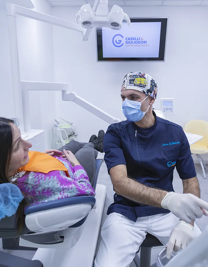 dentista esegue un intervento con tecnologia avanzata