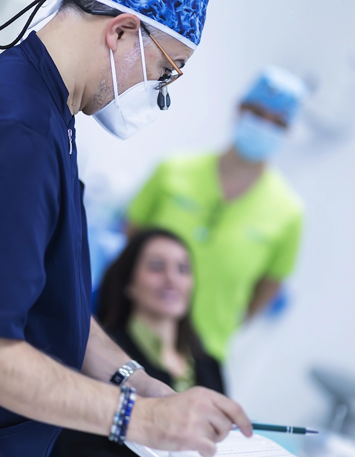 Una paziente ed il medico dentista del Centro Odontoiatrico Caselli&Giuliodori,
                        durante una seduta dentistica.