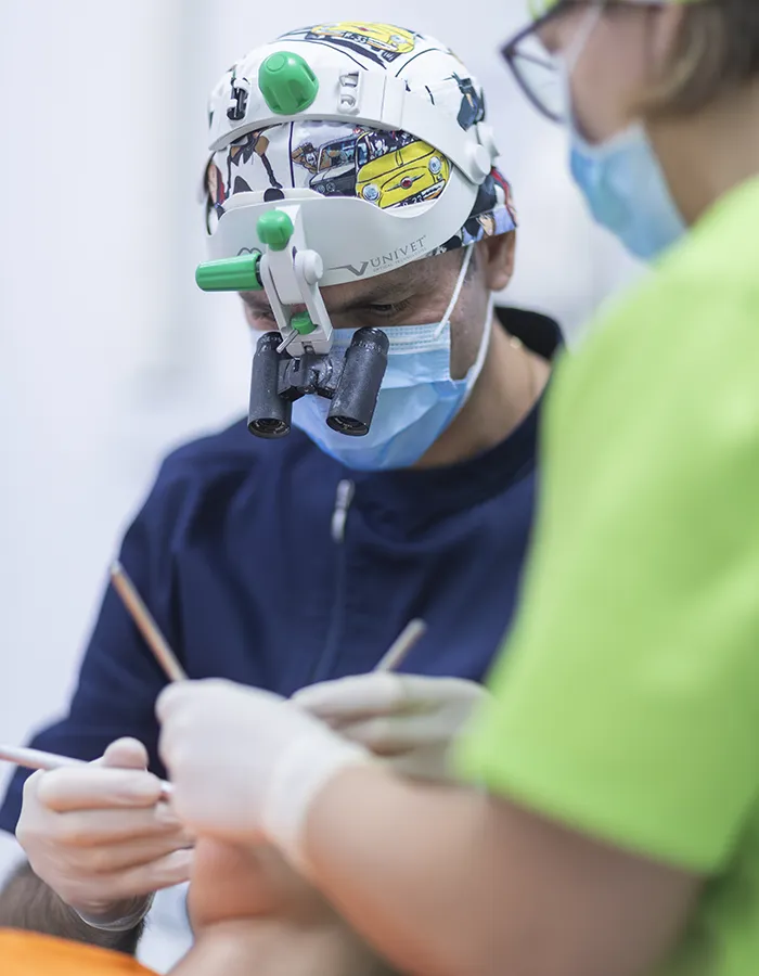Una paziente del Centro Odontoiatrico Caselli&Giuliodori, riceve istruzioni 
                        dettagliate dal medico dentista, sullo sfondo anche l'assistente.
