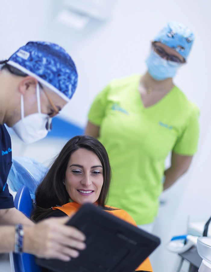 Alessandra, segretaria del Centro Odontoiatrico Caselli&Giuliodori,
                        consegna un messaggio di promemoria per il prossimo appuntamento ad una paziente.