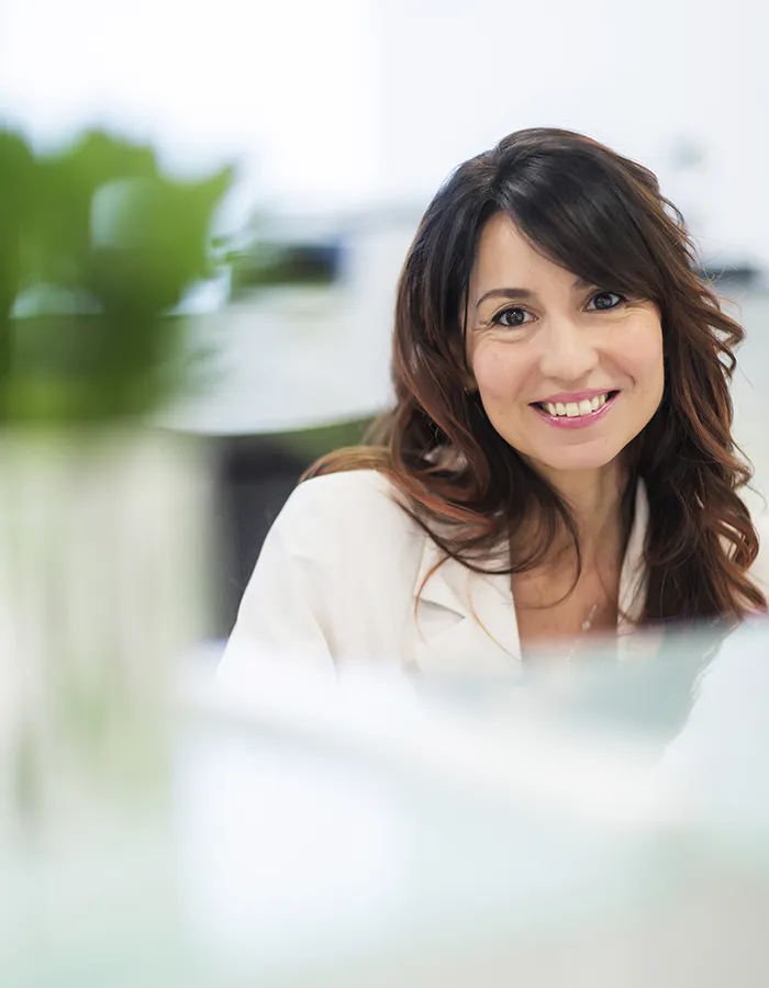 Segretaria dello studio dentistico sorridente, fissa un primo appuntamento
                        con una paziente del Centro Odontoiatrico Caselli&Giuliodori