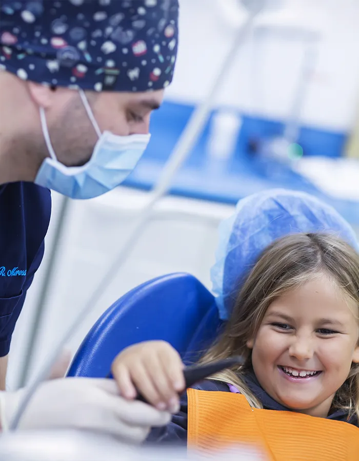 Una bambina durante una seduta di trattamento dentistico al Centro
                         Odontoiatrico Caselli&Giuliodori.