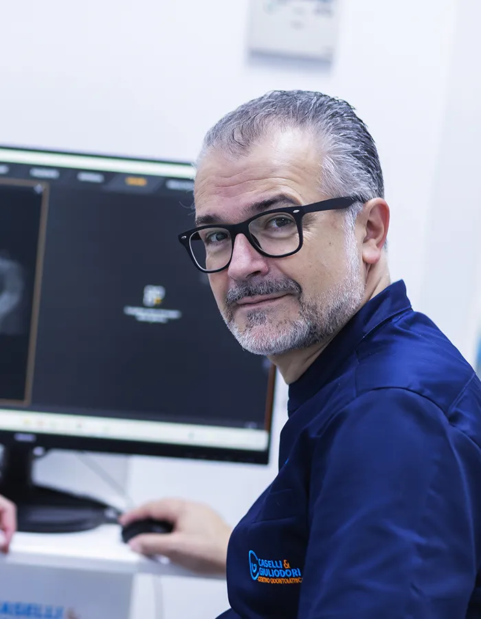 paziente si sottopone
                        ad una seduta dentistica per la prevenzione e cura personalizzata dei problemi di parodontologia