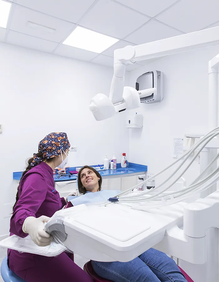 Igiene orale professionale: dentista che assiste paziente per prevenzione dentale